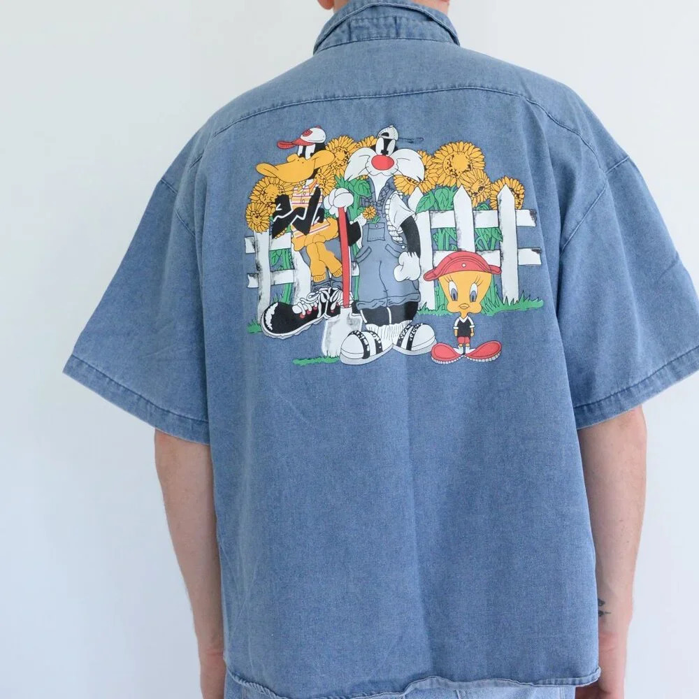 VTG C2 Studios Blue Denim Looney Tunes Back Hit Button  Up Short Sleeve Shirt M